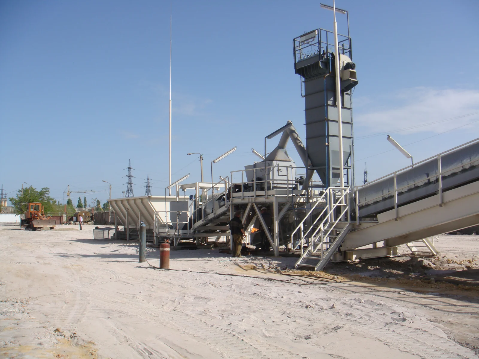 Processing plant with conveyors and a vertical equipment tower