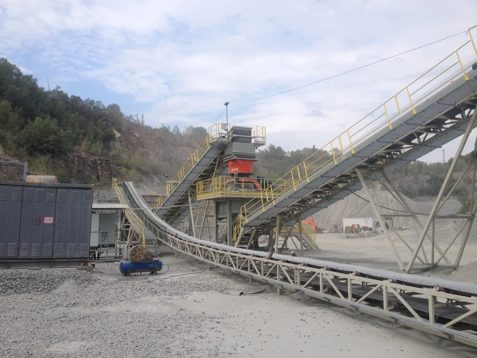 Quarry crushing and screening complex with transfer conveyors