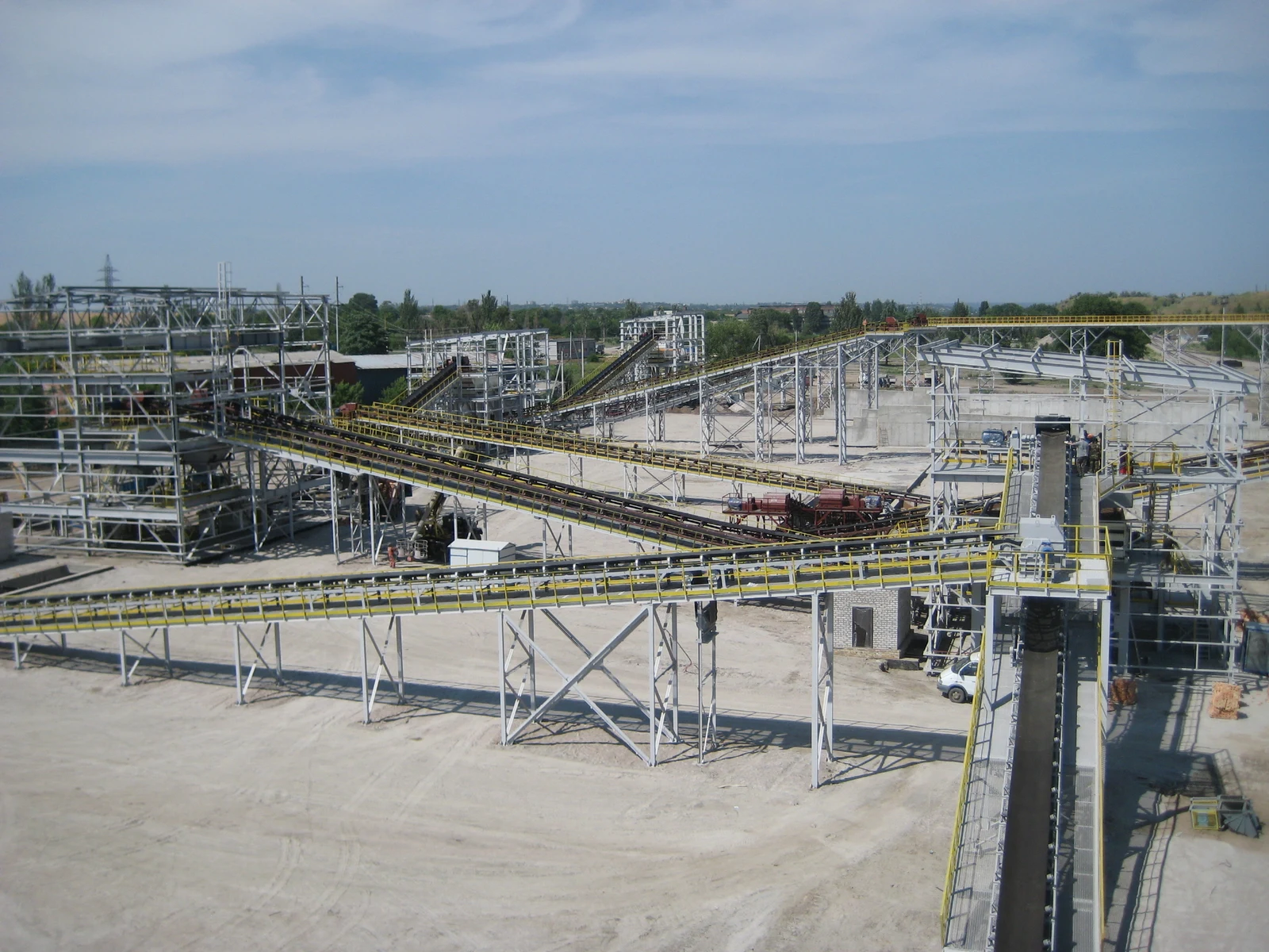 Crushing and screening plant with interconnected belt conveyors