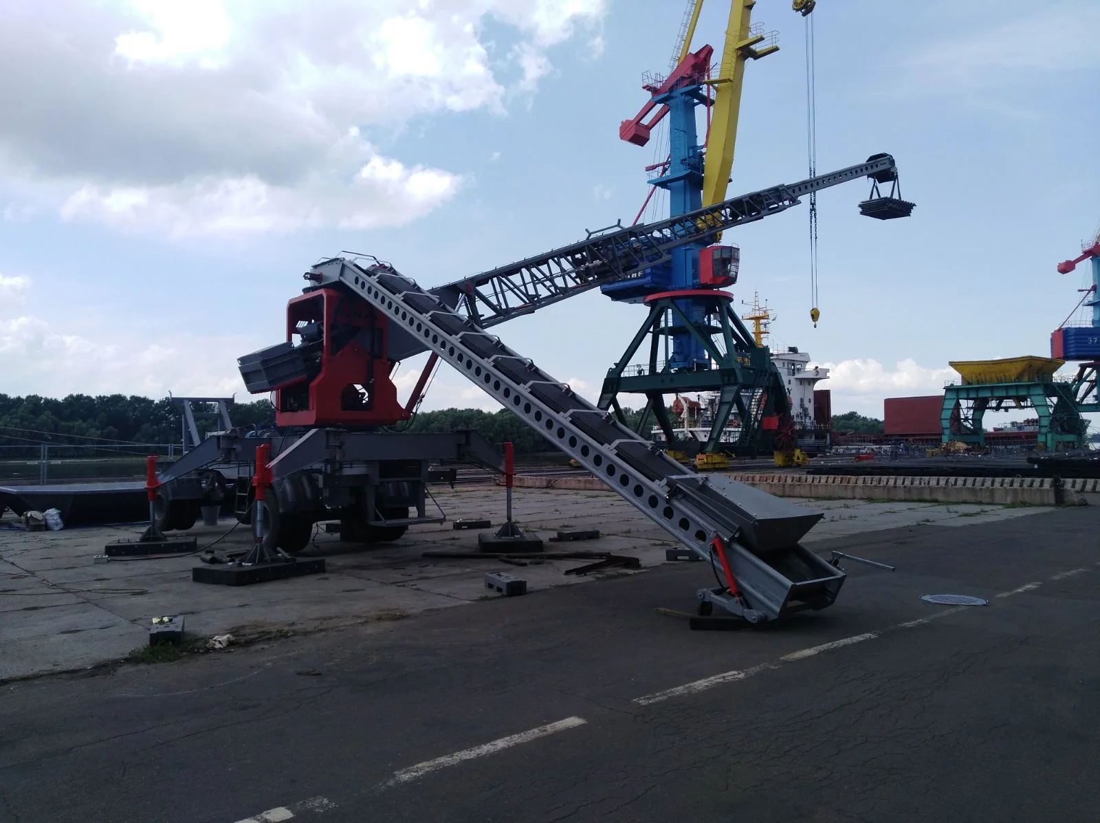Mobile material handling system at a port