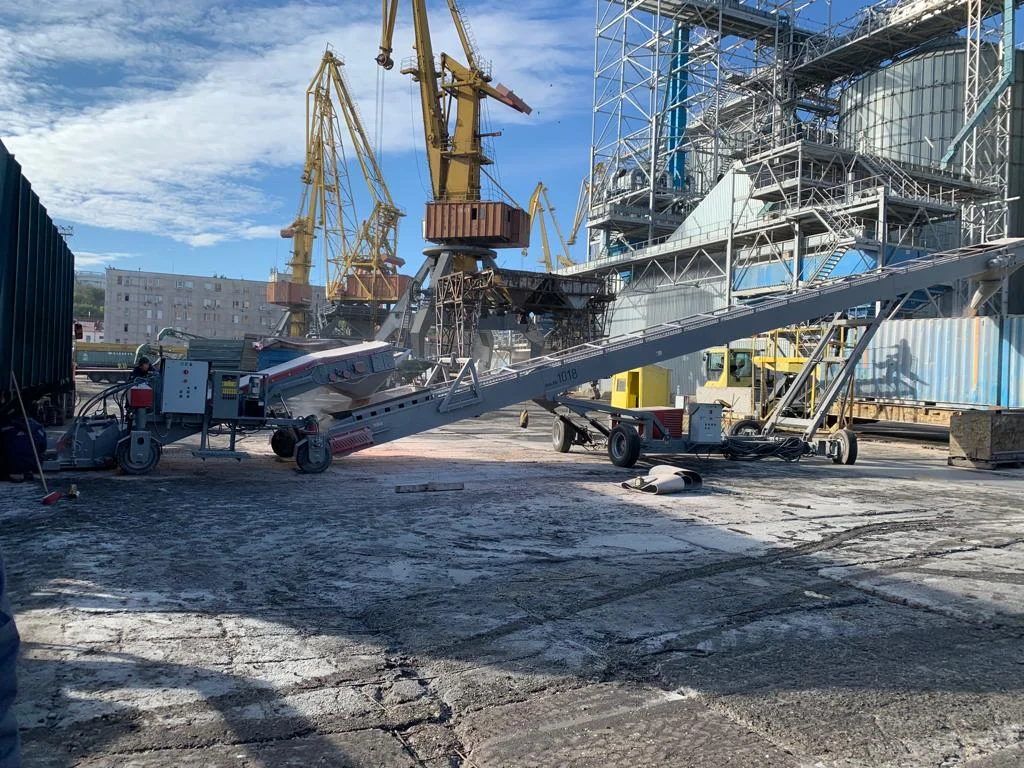 Mobile conveyor system alongside a terminal loading line