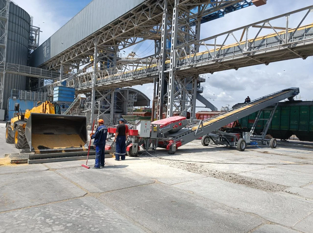 Mobile bulk handling conveyors below terminal structures