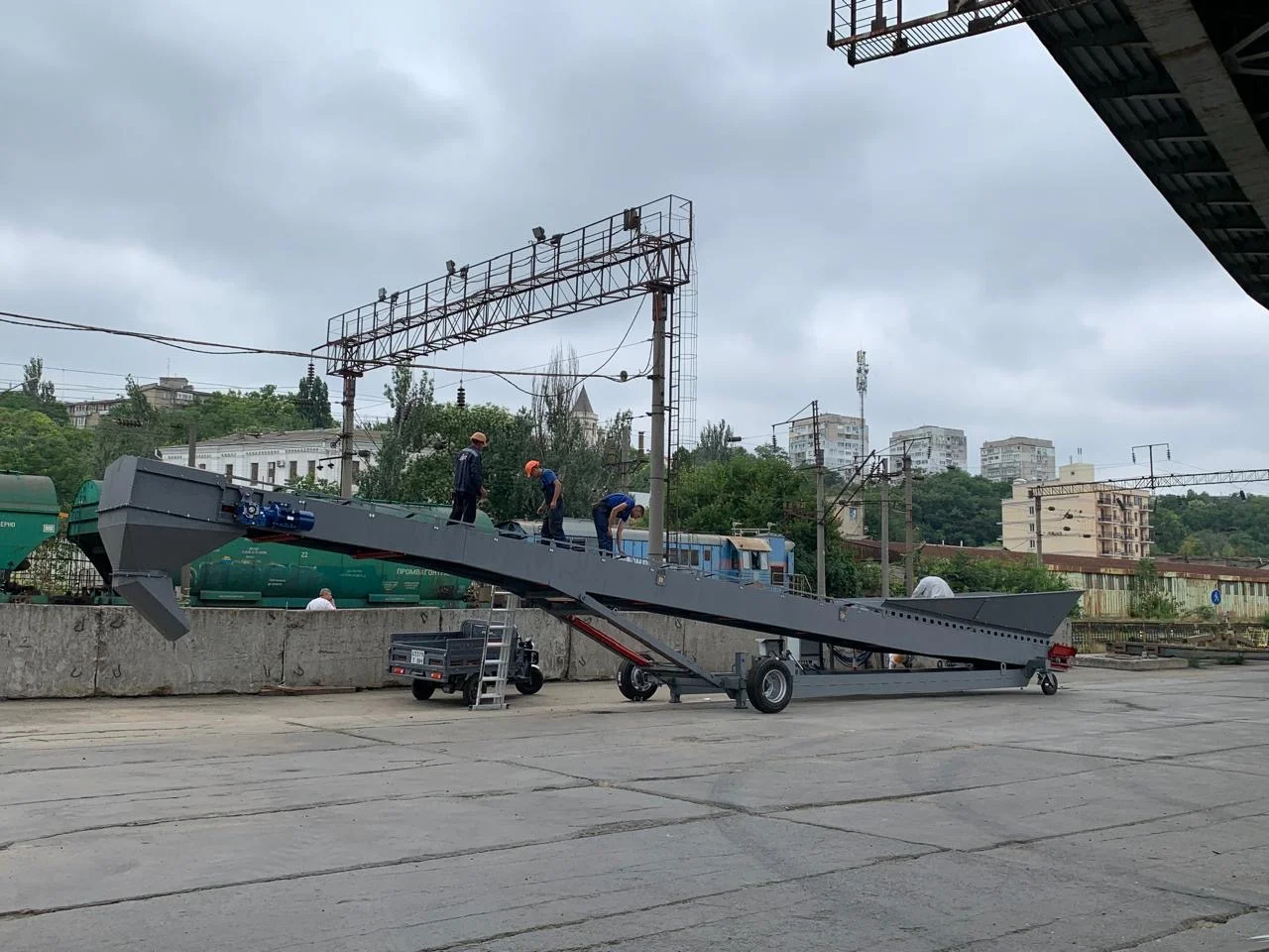 Long mobile transfer conveyor during installation