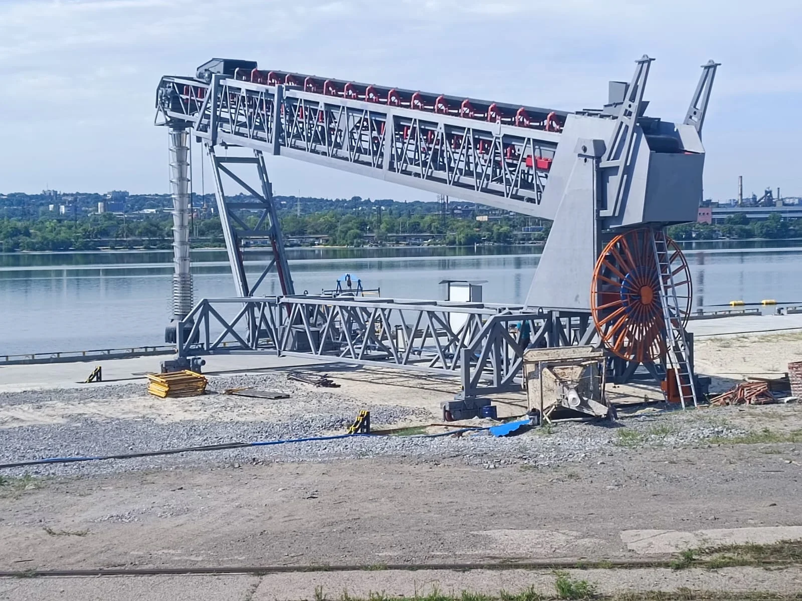 Shiploader with telescopic discharge at a waterfront terminal