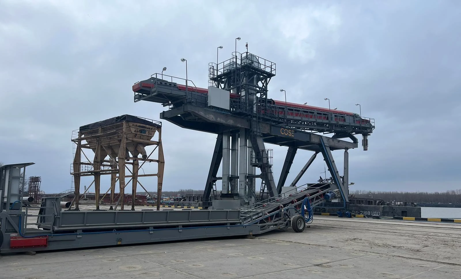 Portal shiploading system and mobile feed conveyor