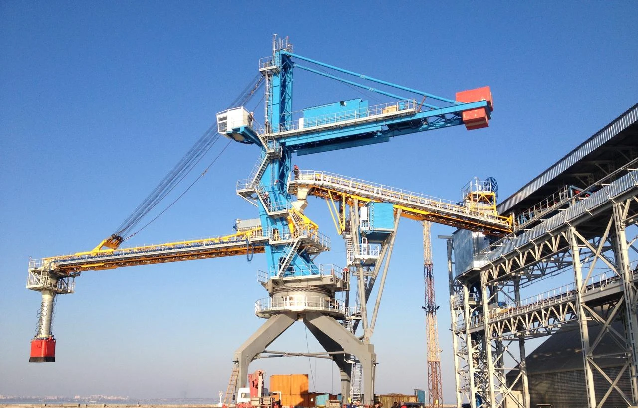 Conveyor-fed shiploading machinery at a port terminal