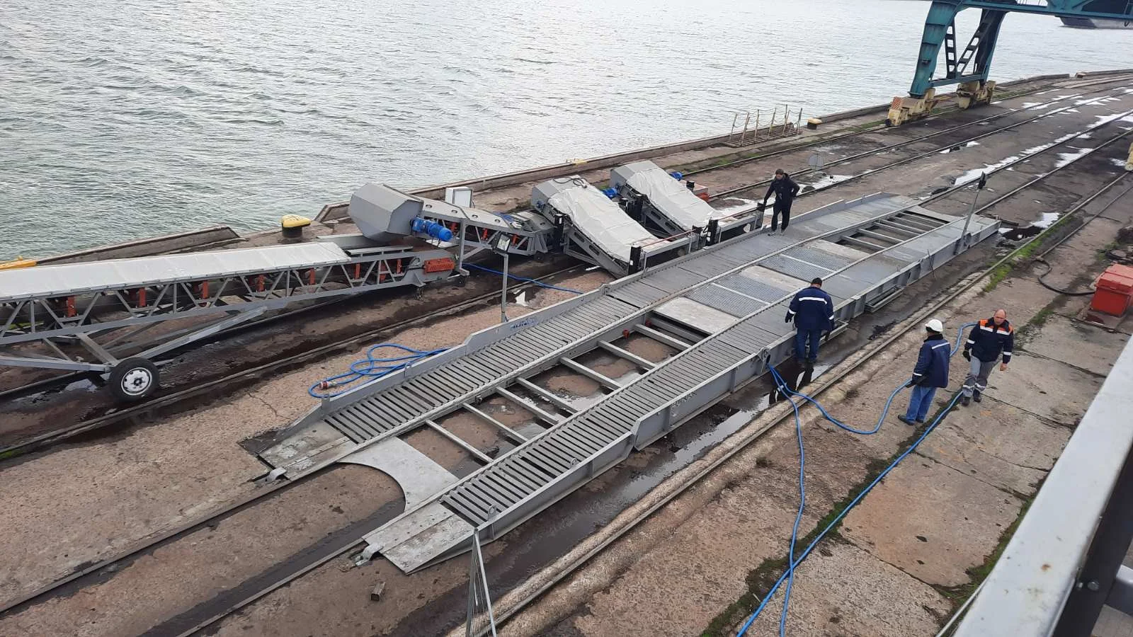 Mobile loading platform at a port