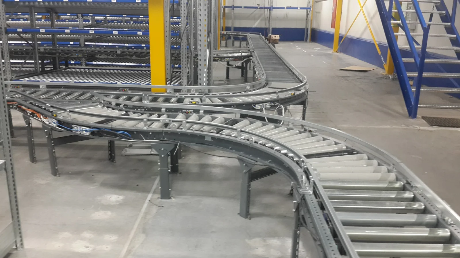 Warehouse roller conveyor curve