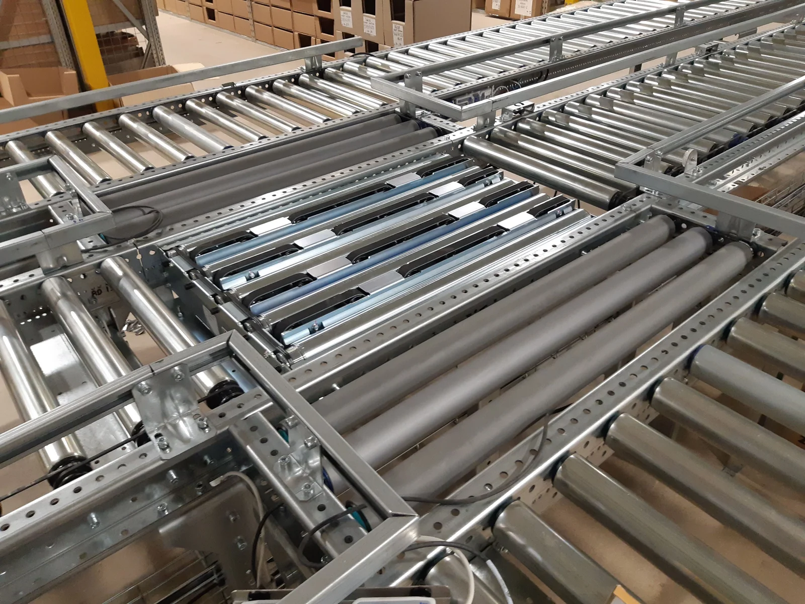 Roller conveyor transfer junction
